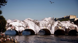 Instalasi Seni JR Sulap Pont Neuf Jadi Gua Raksasa