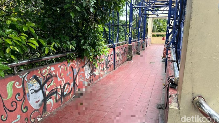 Jembatan penyeberangan Alun Alun Malang dikeluhkan, karena penuh kotoran manusia
