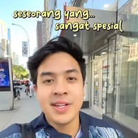 Jerome Polin mengunggah video saat dirinya tengah berada di New York, Amerika Serikat. YouTuber yang dikenal dengan konten Matematika itu terbang ke NY untuk menghadiri wisuda wanita yang disebutnya ‘seseorang yang spesial banget buatku.’ Foto: Dok. Instagram Jerome Polin, Gracia Caroline