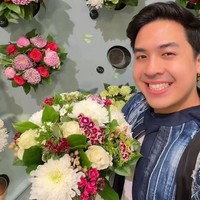 Sebelum datang ke tempat wisuda, Jerome menyempatkan diri mampir ke toko bunga. Dia membelikan dulu bunga untuk wanita spesialnya yang diketahui bernama Gracia Caroline. Jerome tampak membeli buket bunga cantik seharga US$ 60 atau sekitar Rp 1 jutaan.Foto: Dok. Instagram Jerome Polin, Gracia Caroline