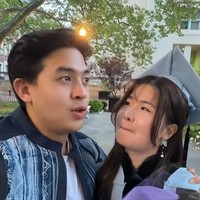 Jerome Polin tampil dengan gaya smart casual saat menghadiri wisuda Gracia Caroline yang populer di Instagram sebagai konten kreator arsitektu dan pemilik HenShu Studio. Jerome memakai jaket denim dengan detail distressed dan kaus putih polos. Dia sempat membuka jaketnya karena cuaca yang sangat panas saat wisuda berlangsung. Foto: Dok. Instagram Jerome Polin, Gracia Caroline