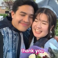 Momen Jerome Polin menghadiri wisuda Gracia Caroline ini pun banjir komentar netizen. Tak sedikit sesama sobat konten kreator memberikan ucapan selamat pada Jerome dan menyebut akhirnya YouTuber tersebut dan Gracia, go public sebagai pasangan. “Akhirnya official go public!! Lancar2 persiapannya dan bahagia selalu ya kaliaaannn,” tulis netizen. “Waaah siapa itu bang jer? Aku pura2 ndak tau ya jer,” tulis YouTuber Fadil Jaidi. Foto: Dok. Instagram Jerome Polin, Gracia Caroline