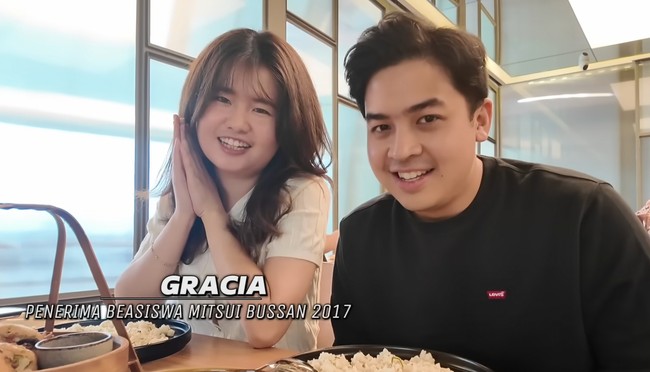 Hingga saat ini Jerome Polin belum mengungkapkan apakah memang Gracia Caroline adalah kekasihnya. Pada 2024 saat Jerome membuat vlog ulang tahun, sosok Gracia pun eksis. Keduanya tampak makan berduaan dan saat itu Gracia memperkenalkan dirinya sebagai adik kelas Jerome. Foto: Dok. Instagram Jerome Polin, Gracia Caroline