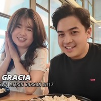 Hingga saat ini Jerome Polin belum mengungkapkan apakah memang Gracia Caroline adalah kekasihnya. Pada 2024 saat Jerome membuat vlog ulang tahun, sosok Gracia pun eksis. Keduanya tampak makan berduaan dan saat itu Gracia memperkenalkan dirinya sebagai adik kelas Jerome. Foto: Dok. Instagram Jerome Polin, Gracia Caroline
