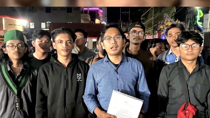 Kabid PTKP HMI Cabang Tarakan, Dicky Nur Alam (tengah) didampingi sejumlah aktivis lainnya saat berada di Mako Polres Tarakan. (Istimewa)