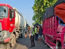 Colt Diesel Hantam Truk Fuso yang Sedang Parkir di Lamongan