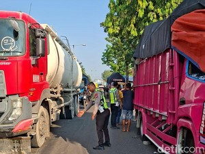 Colt Diesel Hantam Truk Fuso yang Sedang Parkir di Lamongan