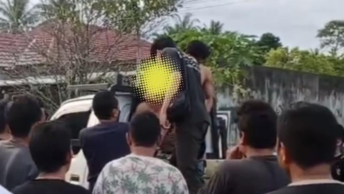 Kedua pelaku pencuri BTS sawit dikepung warga di atas mobil pikap