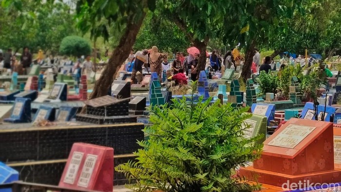 Lebaran Idul Adha kedua TPU di Palembang ramai dikunjungi peziarah