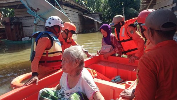 Sebanyak 3.242 kepala keluarga di Luwu Utara terdampak banjir imbas curah hujan tinggi dan jebolnya tanggul.