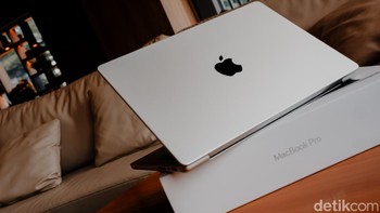 MacBook Pro M5 Pro 14 inch memiliki dimensi yang ringkas sehingga nyaman dibawa mobile untuk kebutuhan kerja maupun editing di mana saja. Foto: Adi FR/detikINET