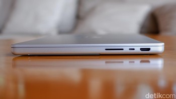 Bodinya terlihat kokoh namun tetap ramping untuk ukuran laptop profesional. Apple masih mengandalkan material aluminium daur ulang yang solid dan mewah. Foto: Adi FR/detikINET