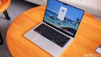 Apple mengklaim MacBook Pro M5 Pro mampu menjalankan Large Language Model (LLM) hingga berkali-kali lebih cepat dibanding generasi sebelumnya. Foto: Adi FR/detikINET