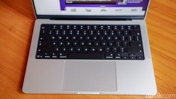 Keyboard Magic Keyboard tetap nyaman digunakan dengan key travel empuk dan touchpad berukuran besar yang responsif. Foto: Adi FR/detikINET
