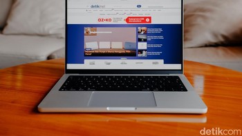 Baterai MacBook Pro M5 Pro diklaim mampu bertahan hingga 24 jam pemakaian, membuatnya ideal untuk profesional yang sering bekerja mobile tanpa khawatir mencari colokan. Foto: Adi FR/detikINET