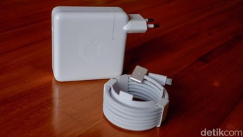Di dalam kotak penjualan, Apple menyertakan adaptor USB-C berdaya besar dan kabel braided MagSafe yang kini tampil lebih premium. Foto: Adi FR/detikINET