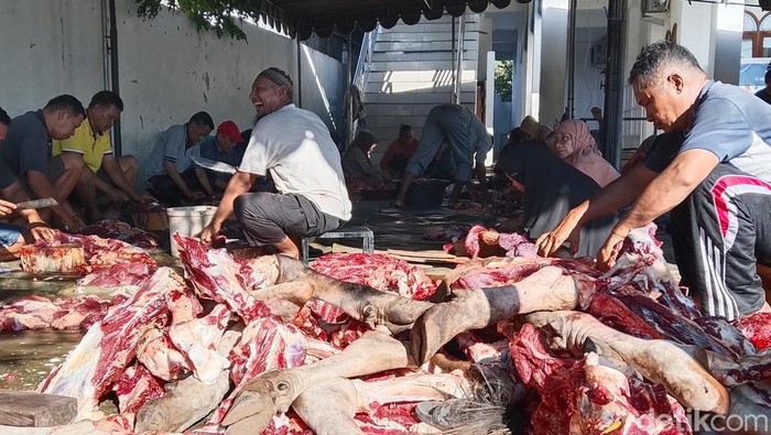 Pemotongan daging kurban di Masjid Al-Amin Weri, Kamis (28/5/2026).