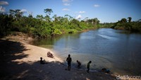 Selama bertahun-tahun, Raoni aktif menyuarakan penolakan terhadap deforestasi, pembangunan bendungan, pertambangan ilegal, hingga eksplorasi minyak di kawasan Amazon yang dianggap mengancam kehidupan masyarakat adat. REUTERS/Adriano Machado