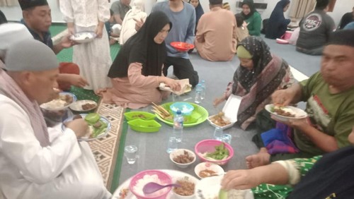 Megibung atau santap bersama di momen Iduladha oleh warga kampung muslim Angantiga, Desa Petang, Badung, Rabu (27/5/2026) malam.