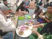 Tradisi Megibung Usai Kurban di Kampung Muslim Angantiga