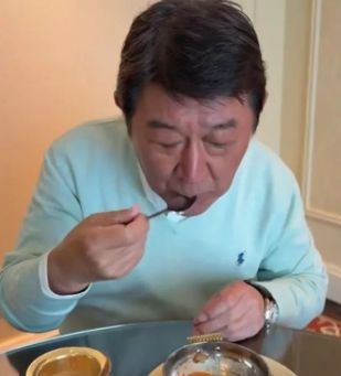 Menlu Jepang makan di India Menlu Jepang makan di India