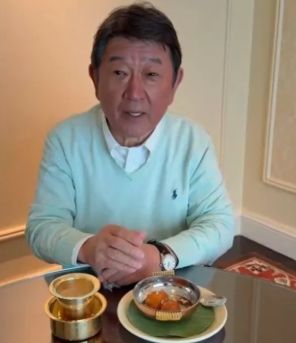 Menlu Jepang makan di India Menlu Jepang makan di India