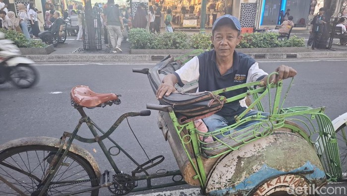 Ngapiyo, salah satu penarik becak di Jalan Malioboro, Jogja. Foto diambil Kamis (28/5/2026).