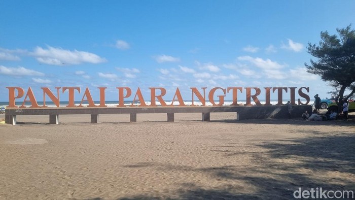 Pantai Parangtritis, Bantul, saat momen libur Idul Adha, Kamis (28/5/2026).
