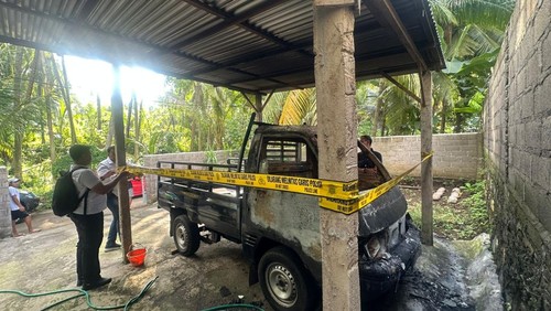 Polisi melakukan olah TKP kebakaran di Desa Julah, Kecamatan Tejakula, Kabupaten Buleleng.
