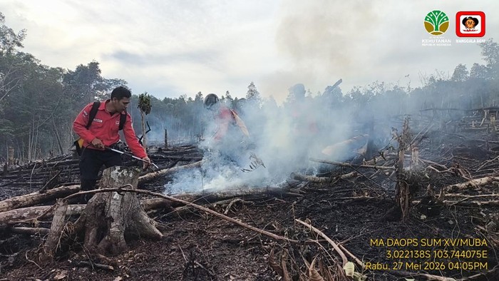 Personel Manggala Agni mengupayakan pemadaman karhutla di Muba.
