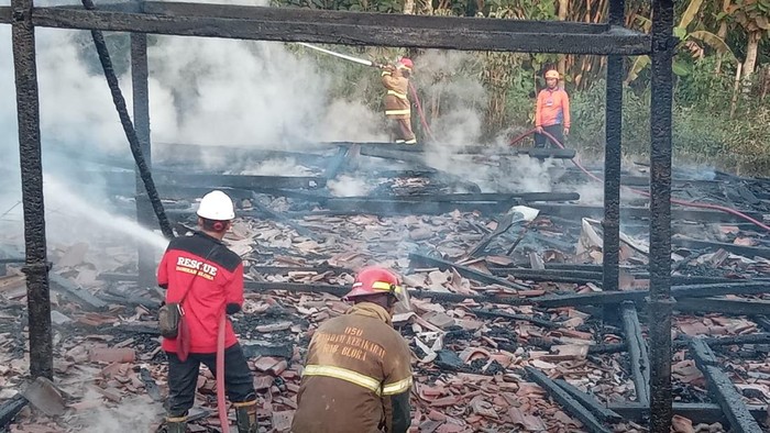Petugas berusaha memadamkan api di rumah di Desa Jiworejo, Kecamatan Jiken, Blora, Kamis (28/5/2026).