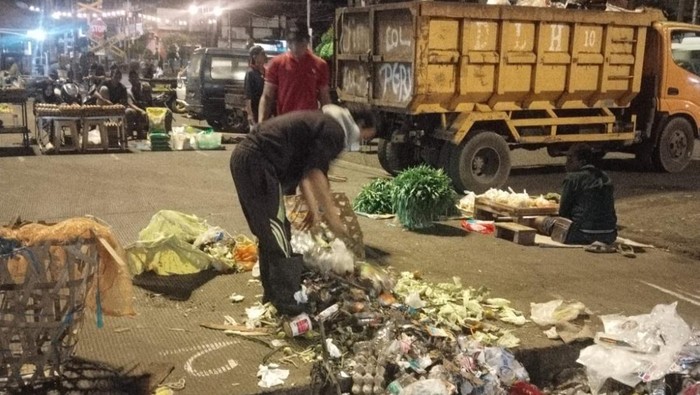 Petugas DLH Lubuklinggau membersihkan sampah
