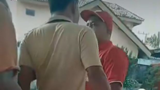 Petugas SPBU diamuk 2 pelanggan yang protes barcode miliknya malah dipakai untuk mengisi kendaraan orang lain.