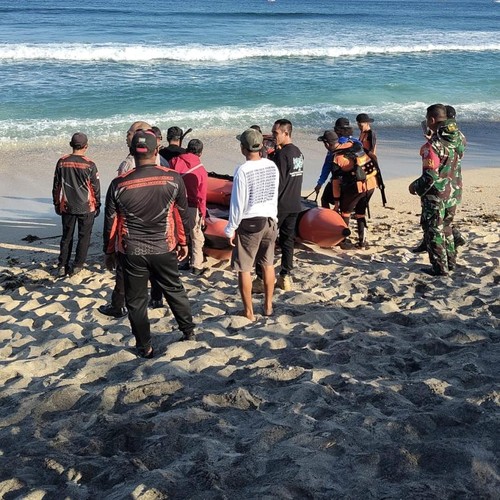 Petugas Tim SAR melakukan pencarian terhadap wisatawan Jawa Barat yang terseret ombak di Pantai Lakey Dompu, Rabu (27/5/2026). (Dok BPBD Dompu)
