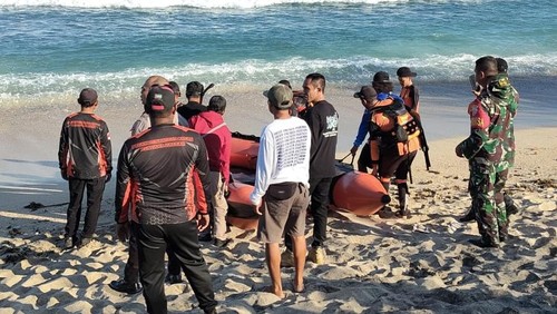Petugas Tim SAR melakukan pencarian terhadap wisatawan Jawa Barat yang terseret ombak di Pantai Lakey Dompu, Rabu (27/5/2026). (Dok BPBD Dompu)