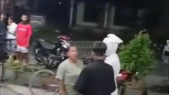 Pocong jadi-jadian di Desa Kandat Kediri saat dimarahi oleh ibunya