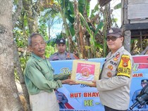 Polda Sumsel Bagikan Bansos dan Bantuan Pangan untuk Lansia di OKU Timur