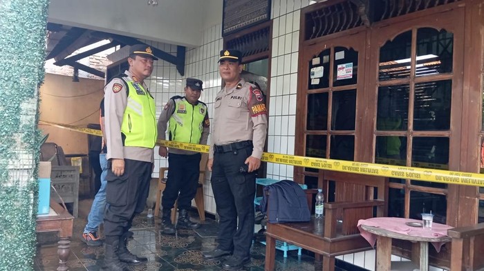 Polisi melakukan olah TKP kasus perampokan di Jati, Kudus, Kamis (28/5/2026).
