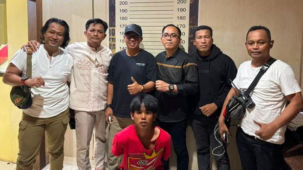 Polisi menangkap IK (baju merah), pelaku pemerkosaan dan pembunuhan siswi SD di rumah kosong di Makassar. Dokumen Istimewa Polisi menangkap IK (baju merah), pelaku pemerkosaan dan pembunuhan siswi SD di rumah kosong di Makassar. Dokumen Istimewa