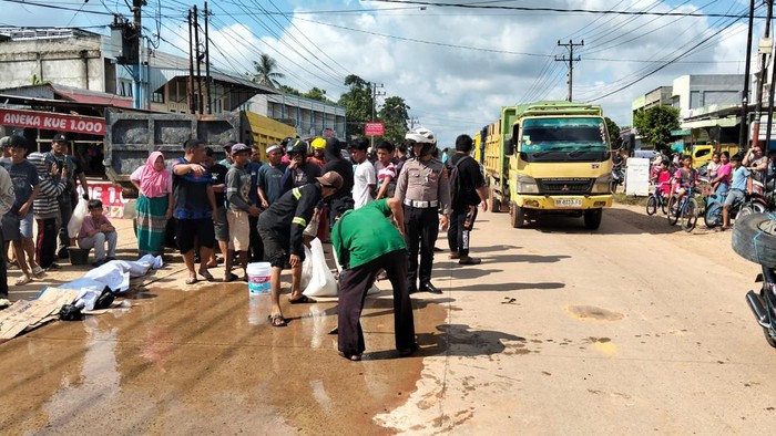 Polisi saat melakukan evakuasi korban kecelakaan di Sungai Gelam, Muaro Jambi, Jambi