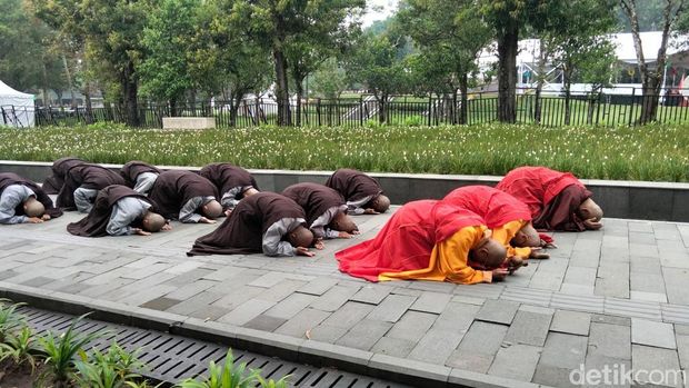 Potret umat Buddha melakukan ritual San Pu Yi Pai di Candi Borobudur jelang Waisak, Kamis (28/5/2026).