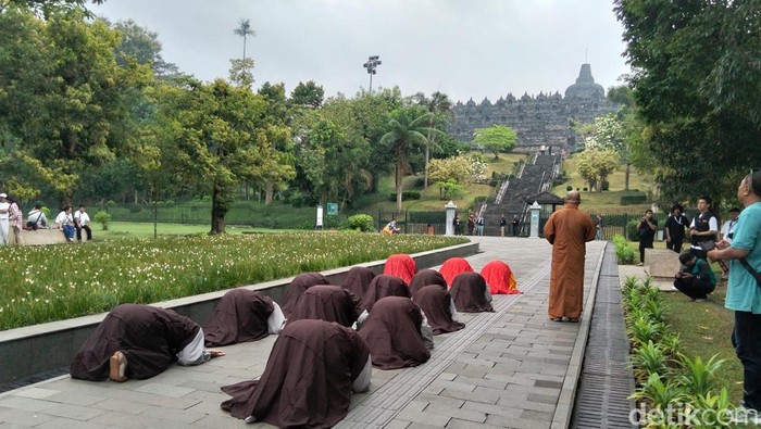 Potret umat Buddha melakukan ritual San Pu Yi Pai di Candi Borobudur jelang Waisak, Kamis (28/5/2026).