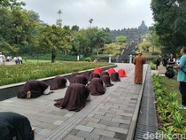 Sambut Waisak, Umat Buddha Lakukan San Pu Yi Pai di Candi Borobudur