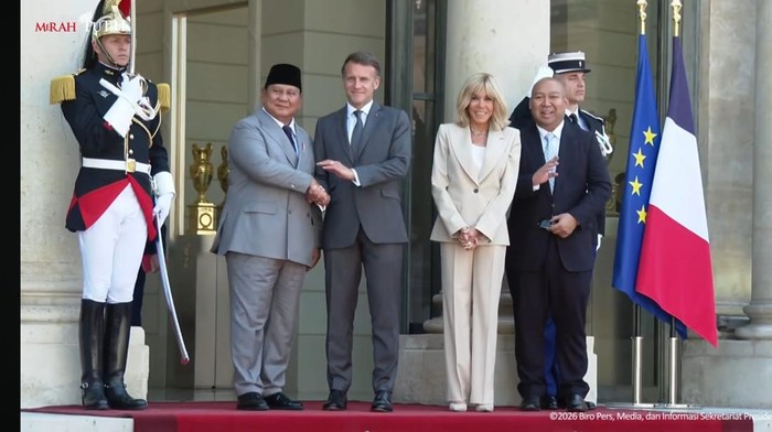Presiden Prabowo Subianto tiba di Istana Kepresidenan Prancis, Istana Élysée, di Paris, Prancis. Ia disambut hangat oleh Presiden Prancis Emmanuel Macron.