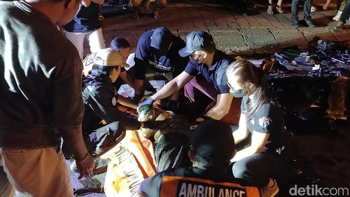 Pusdalops BPBD Kota Denpasar, Namru Bali dan unit Gakkum Satlantas Denpasar saat mengevakuasi jenazah korban laka lantas, Kamis (28/5/2026) dini hari.