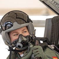 Calon Ratu Spanyol, Putri Leonor, kembali mencuri perhatian publik setelah keluarga kerajaan merilis video dirinya menerbangkan pesawat tempur. Momen tersebut menjadi bagian dari pelatihan militernya yang sudah dijalani selama tiga tahun terakhir. Foto: dok. Instagram