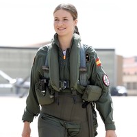 Dalam pernyataan resmi keluarga kerajaan Spanyol, Leonor disebut melakukan penerbangan pada 22 April menggunakan pesawat tempur F-5 di Pangkalan Udara Talavera la Real, Badajoz. Ia terbang bersama instruktur dari Wing 23 untuk melihat langsung proses pelatihan dan persiapan para siswa tingkat akhir. “Pesawat tempur ini digunakan untuk pengajaran kursus Hunt and Attack,” demikian isi pernyataan kerajaan. Foto: dok. Instagram