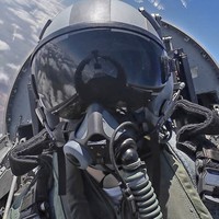 Sebelumnya, publik juga sempat dibuat kagum saat keluarga kerajaan merilis foto Leonor menerbangkan jet tempur F-5 dengan gaya yang disebut mengingatkan pada film Top Gun. Ia juga diketahui pernah menerbangkan pesawat Pilatus PC-21 dan menyelesaikan penerbangan solo pertamanya. Foto: dok. Instagram