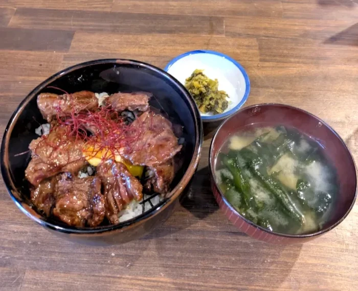 Restoran Ini Jual Rice Bowl Rp100 Perak, Syaratnya Harus Menang Suit!