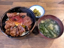 Restoran Ini Jual Rice Bowl Rp100 Perak, Syaratnya Harus Menang Suit!